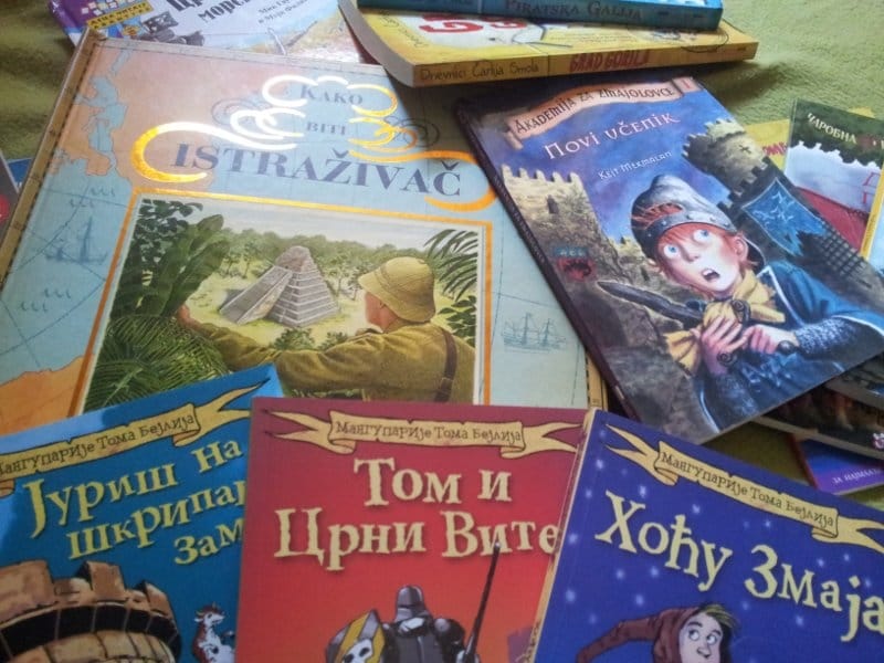 Prikupljanje knjiga za decu sa poplavljenih područja 1 knjige i slikovnice