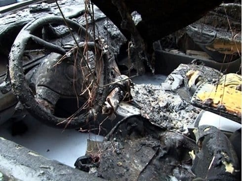 Zapalio auto Molotovljevim koktelom 17 490x370 zapaljen auto