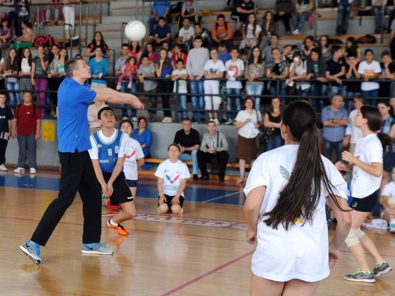 Odbojkaši Srbije se družili sa niškim osnovcima 1 odbojka nis