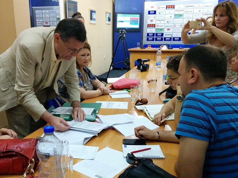 Bane pokazuje dokumentaciju