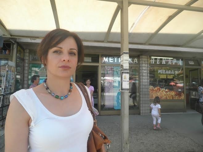 majka pored mesta gde je decak napadnut