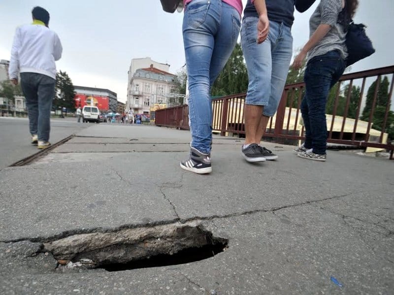 Na tvrđavskom mostu ponovo rupe 19 Rupa