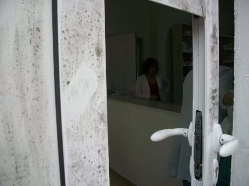 Jagodinci obili dragstor u Gornjoj Vrežini 1 obijena vrata