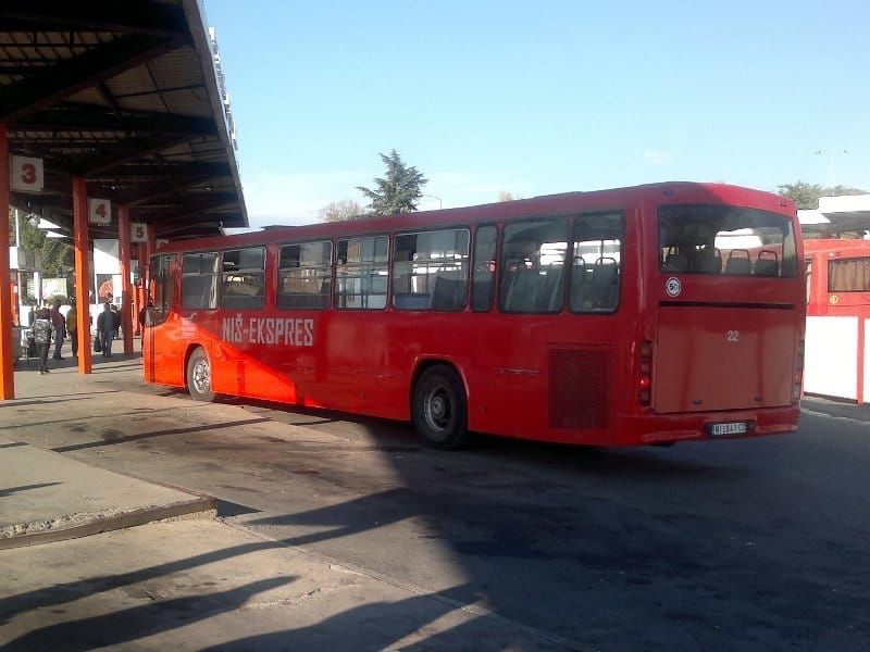 Pet prevoznika za autobuske linije u Nišu 12 autobus na stanici