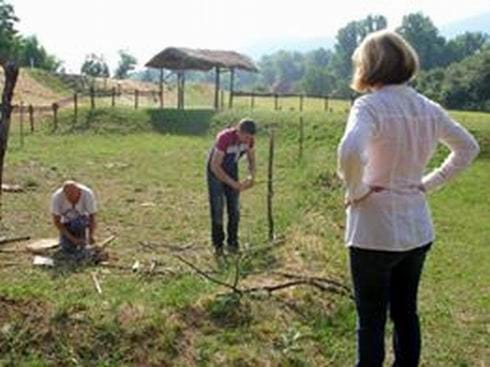 priprema paljenja vatre za topljenje bakra