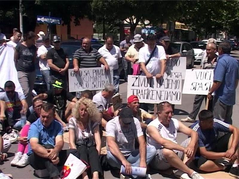 Novi protesti radnika i vlasnika trafika u Leskovcu 6 protest1