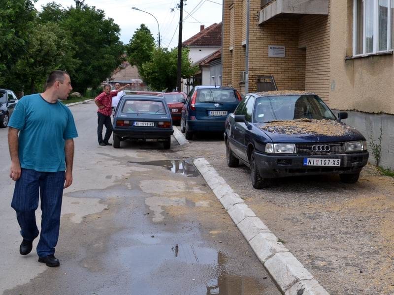 Svrljig: Fasada se obrušila na automobil 4 FASADA SE OBRUSILA NA AUTO