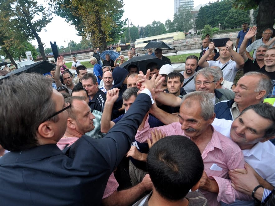 Foto: Čekali kraj sednice da pozdrave Vučića 2 Sednica 1