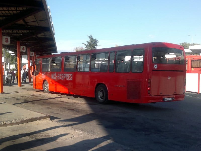 autobus na stanici