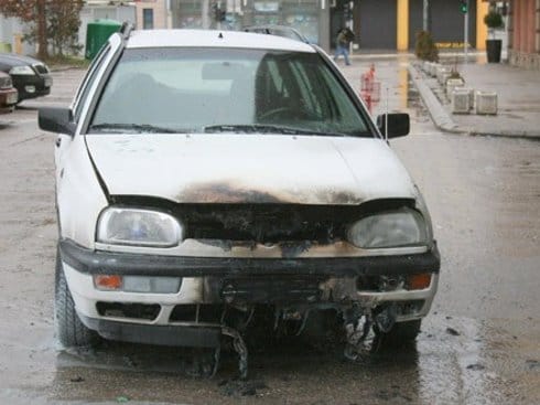 Uhapšeni zbog paljenja "golfa" 1 golf tri zapaljen