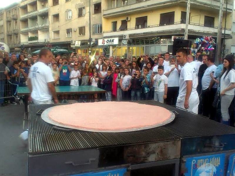 Napravljena najveća pljeskavica na svetu 4 6