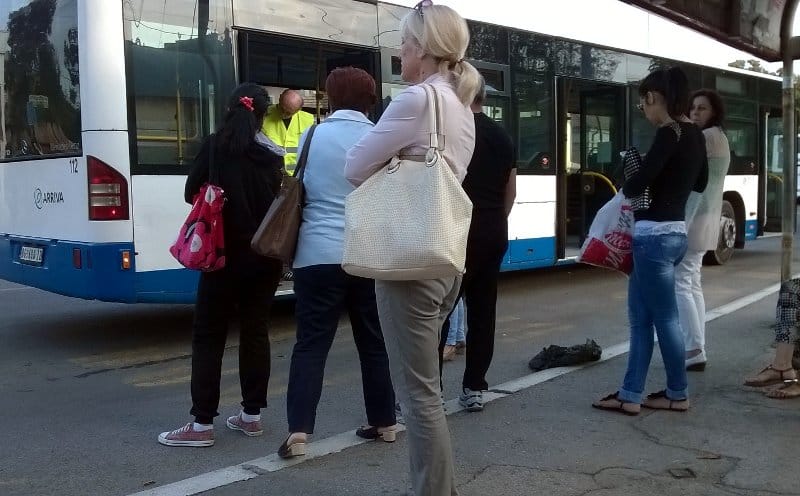 autobus ariva pokvarena vrata