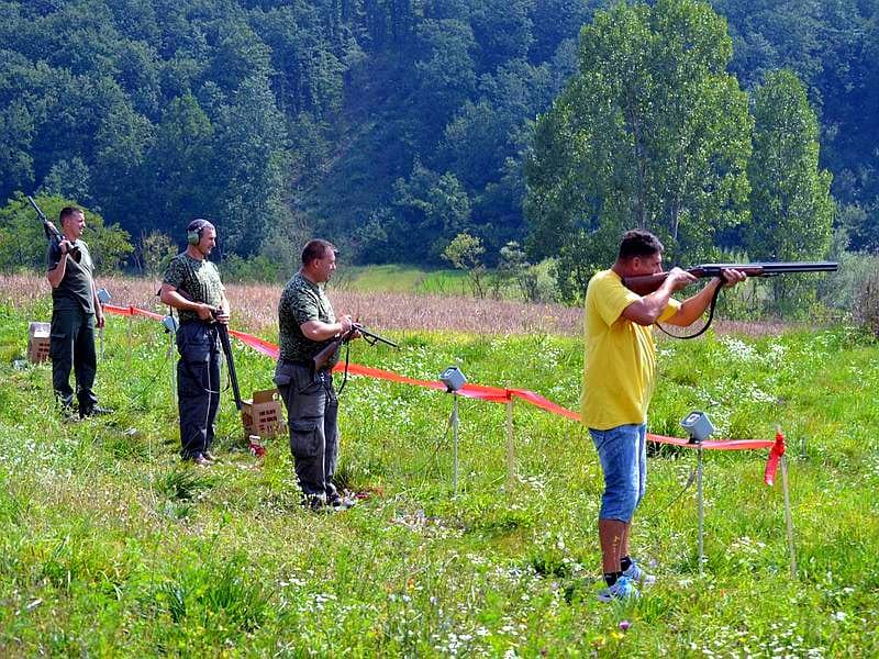 Takmičenje u gađanju glinenih golubova 7 Lov Svrljig Kosta JUZNE VESTI