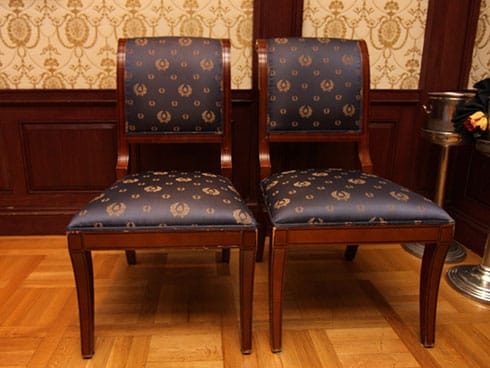 Farsa sa ostavkama na duple funkcije u SNS 16 Duple stolice