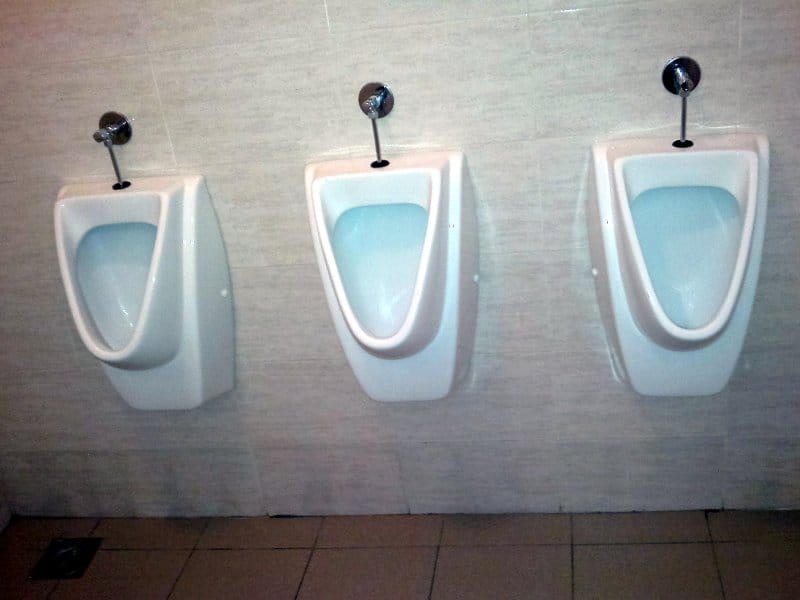 toaleti tvrdjava pisoari