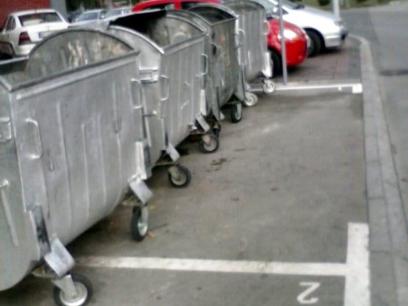 kontejneri parkirani