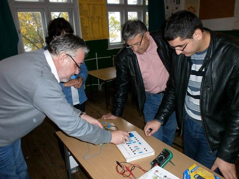 Tehnička škola donirala seoskoj školi rasvetu i opremu 20 merni instrumenti