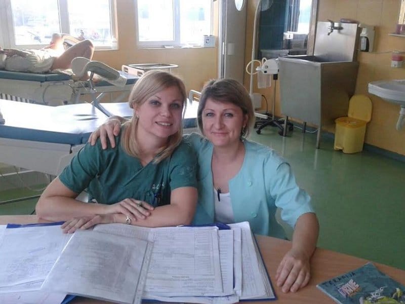 Doktorke se slikale ispred polugole pacijentkinje 13 dr porodjaj