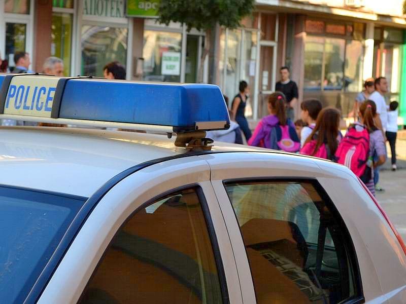 Pokušavali da namame učenice u "crveni automobil" 19 Policija i deca ilustracija KOSTA Juzne vesti