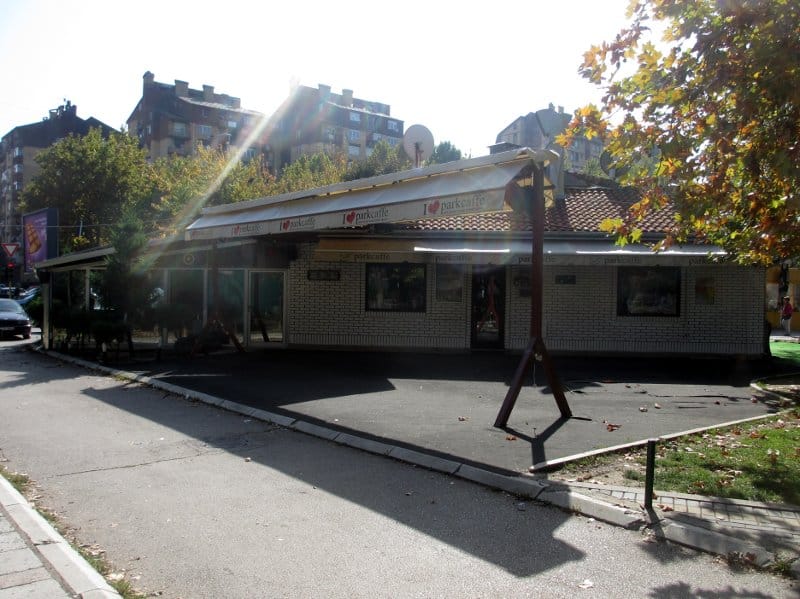 parkkafe odnete stolice