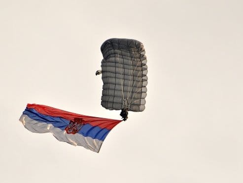 Niški padobranci "otvorili" Vojnu paradu 20 padobranac