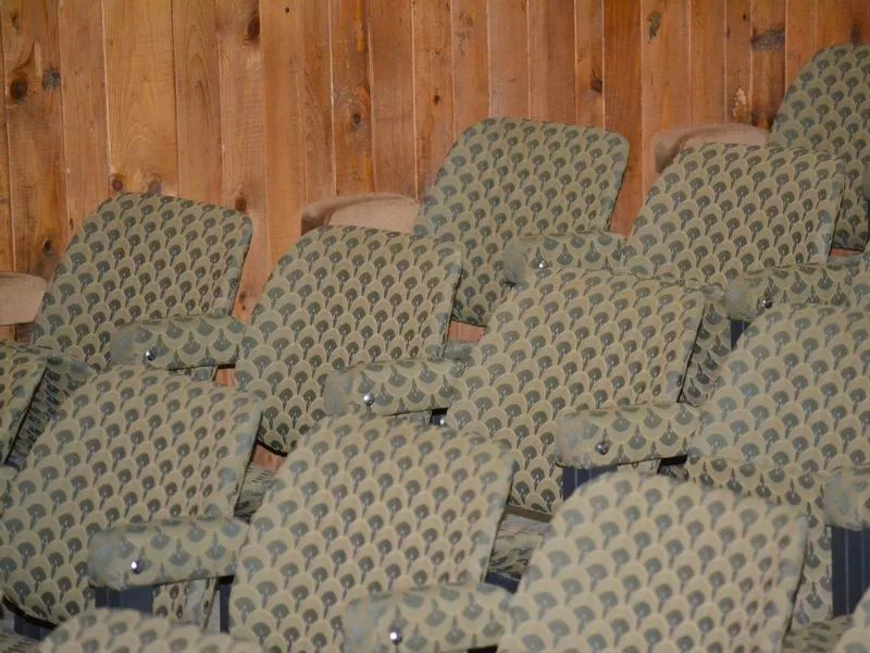 Nušićeva predstava "Naša deca" u Prokuplju 13 stolice predstava ilustracija