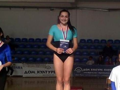 zbog komenatara izbacena iz kluba