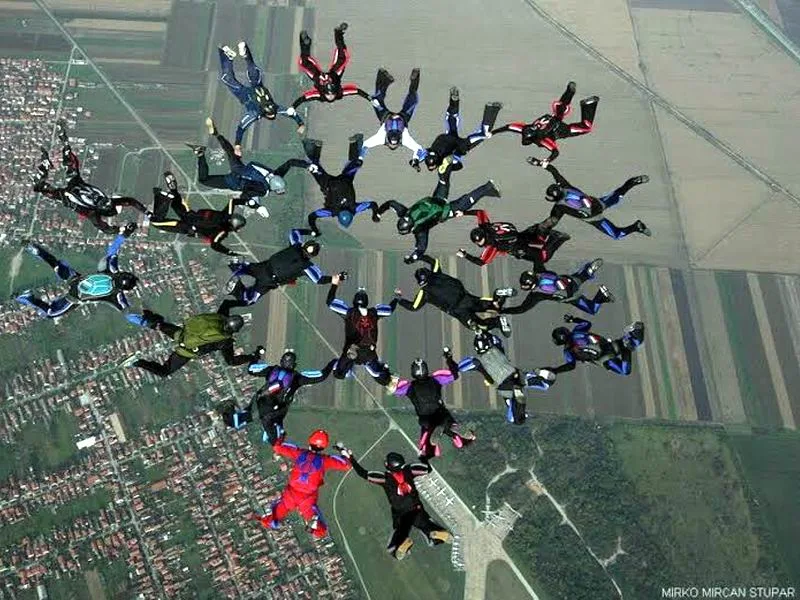 Padobranci, među kojima 11 Nišlija, oborili državni rekord 11 padobranci