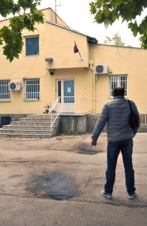 531016 nis 31 10 2014 mesto pada molotovljevog koktela kod policijske stanice pantelej ras k kamenov ff