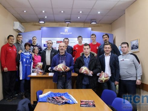Dodeljena oprema košarkaškim klubovima 1 kosarka mcn