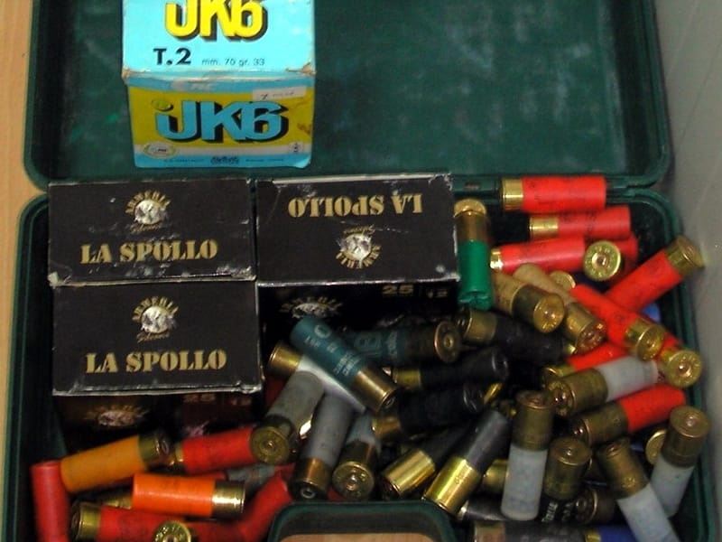 Lovci krijumčarili municiju 9 plasticna kutija sa municijom