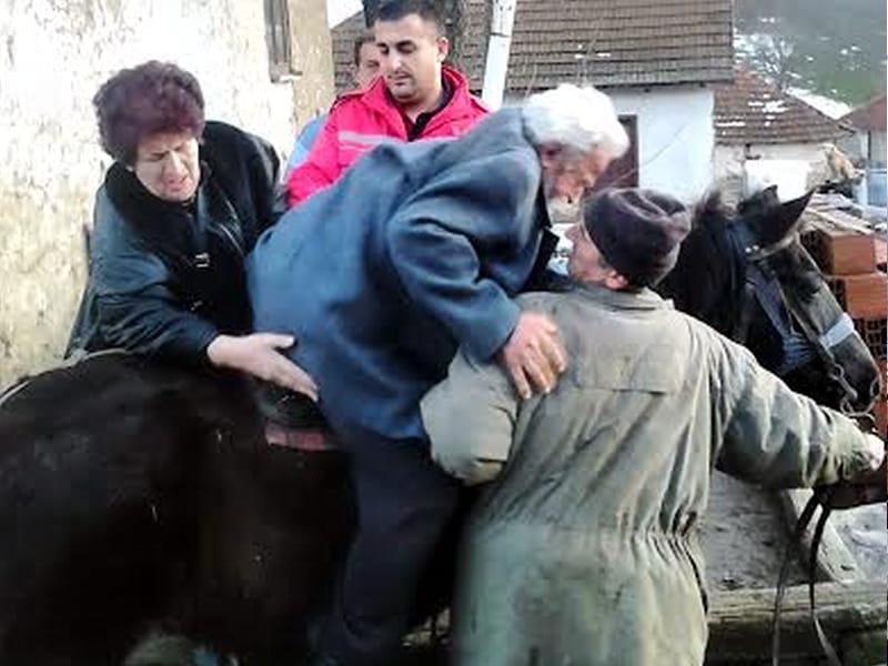 pacijenta na konju prevezli do saniteta