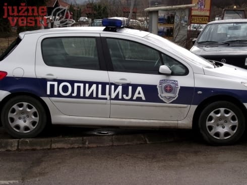 Umesto da plate, maloletnici napali taksistu 7 policija