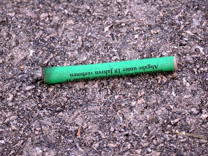 petarde ilustracija Kosta JUZNE VESTI