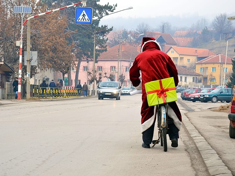 Kosta JUZNE VESTI Deda Mraz na biciklu