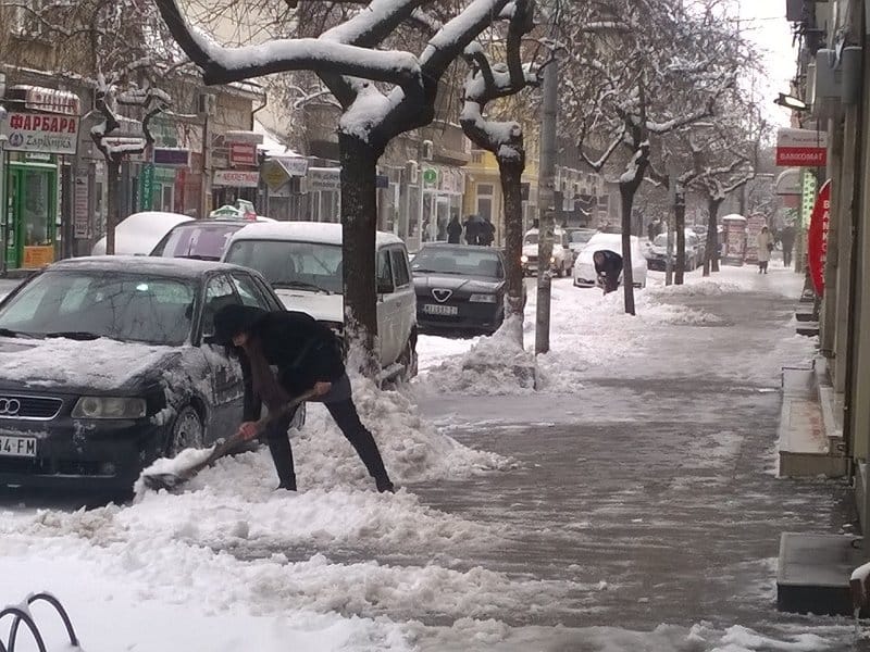 Obavezno čišćenje snega ispred lokala i zgrada 5 sneg ciscenje