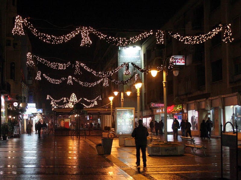 Manje novogodišnje rasvete u Nišu zbog štednje struje 10 Pobedina dekoracija