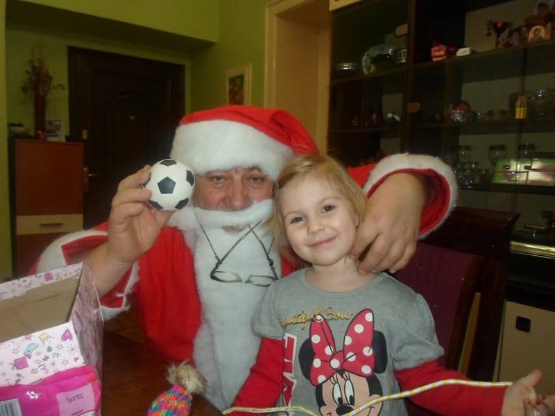 Pokloni mališanima od Deda-Mraza iz komšiluka 3 Lola deda Mraz