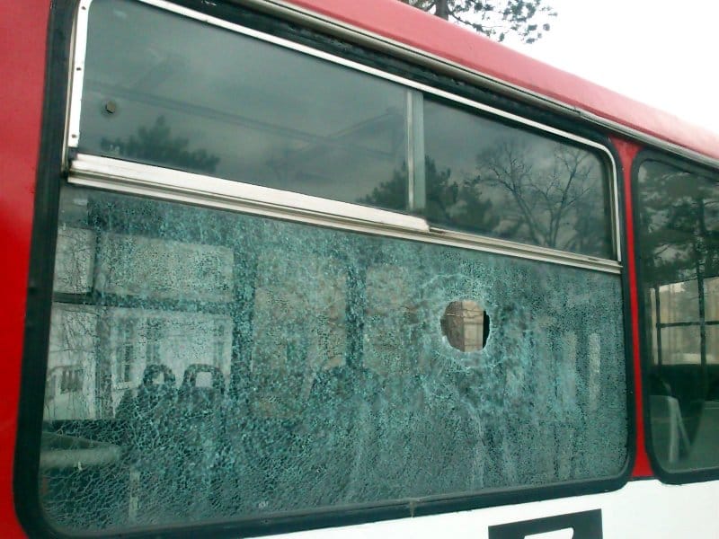 autobus staklo polomljeno