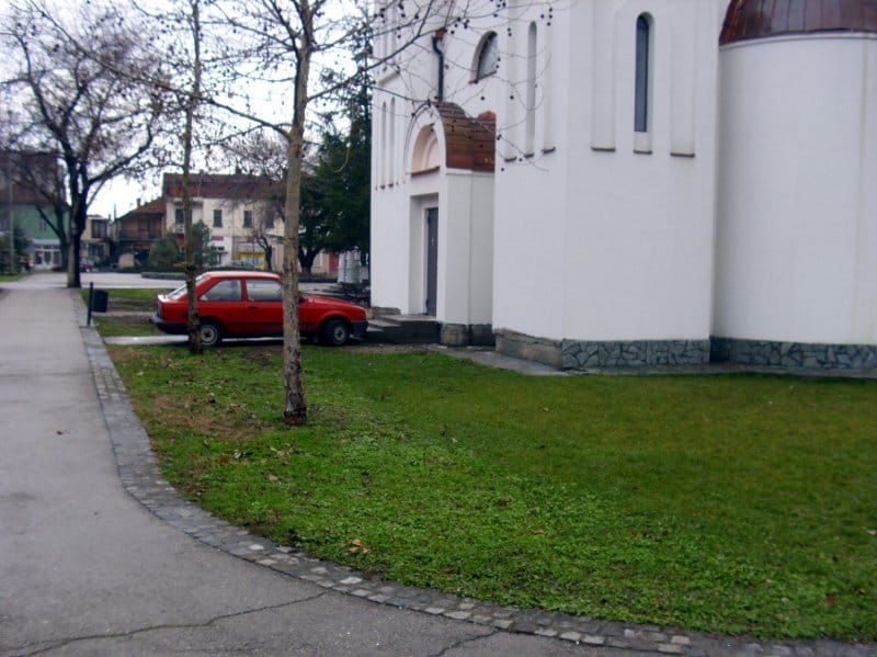 Foto-vest: Kolima do crkvenih vrata 8 parkiranje ispred crkve