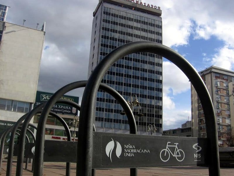 Na držačima na 20 lokacija mesta za 174 bicikla 7 Niska saobracajna unija