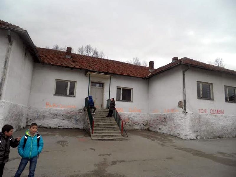 deo skole gde je pao poklopac