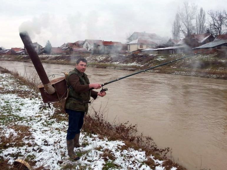 pecaros sa furunom na ledjima