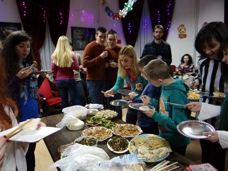 Nastavnik kineskog s učenicima proslavio "godinu koze" 1 Kineska Nova godina zurka