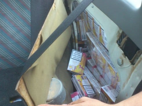 Robu kriju i u donjem vešu i ispod baterije mobilnog 7 naslovna