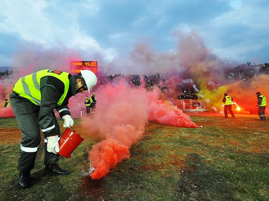 Baklja i stolice na terenu tokom meča Radnički - Zvezda 1 baklja