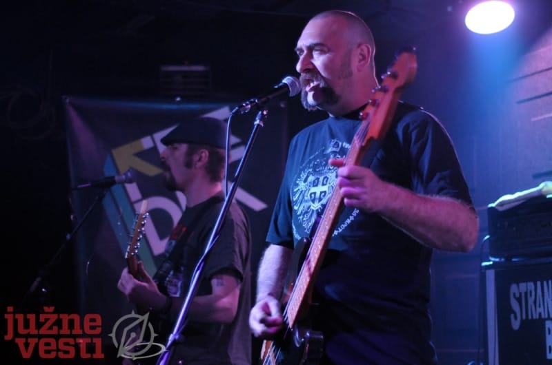 "Totalni klošari" sviraju u Nišu 1 800x600 DSC 8369