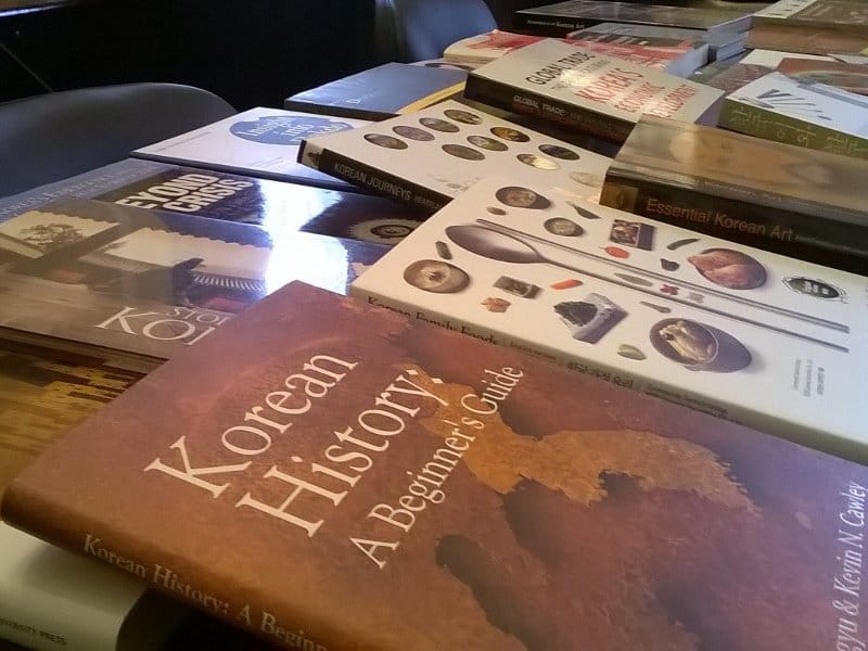 Knjige o Koreji na poklon Univerzitetskoj biblioteci 11 koreja knjige