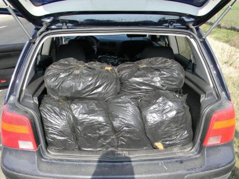 300 kilograma rezanog duvana u gepeku "golfa" 17 duvan