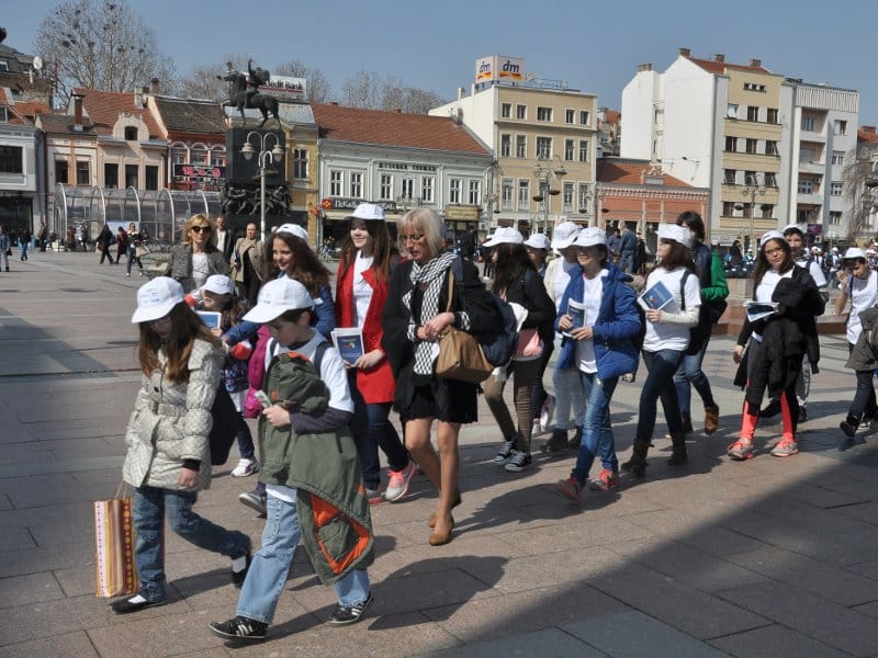 Niški osnovci poput afričkih vršnjaka šetali za vodu 6 setnja za vodu2